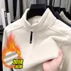 Moletom Aomi de Veludo com Gola Alta e Zíper Meio Aberto para Homens Novo Estilo Inverno 2025 Aconchegante com Forro de Lã Camisa Base de Veludo Completa para Homens