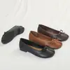 Zapatos planos de una sola suela con punta dividida de pezuña de cerdo no cansados para los pies cómodos antideslizantes de boca poco profunda para ir al trabajo con lazo Mary Jane para mujer 6612-8