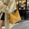 Bolsa grande e estilosa para uso casual para mulheres, nova bolsa tote de ombro com padrão trançado vintage, bolsa de ombro e transversal para mulheres