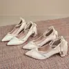 Sapatos de Salto Alto Finos com Salto Bloco Pérolas 2026 Nova Coleção Primavera e Verão para o Trabalho Uso Duplo Casamento Bico Fino Sapatos Individuais para Mulheres