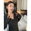 Procesamiento OEM 100% hilo Yangzi alemán suéter de punto de color liso minimalista de corte ajustado versátil con media botonadura y cuello Polo para mujer
