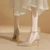 Zapatos de boda color champán, cómodos, de estilo francés, con un tacón esbelto, que exudan un encanto etéreo y elegante, perfectos para un vestido de novia chino tradicional o un vestido de novia, colección nueva 2026