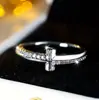 Anel Fechado Geométrico de Cruz Totalmente Cravejado de Diamantes Joia Exquisita Versátil para o Dia a Dia de Alto Padrão