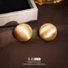 Pendientes Geométricos Cepillados Dorados de Nicho Pendientes de Lujo Accesible Europeos y Americanos Pendientes de Corazón Simples de Gama Alta Moda Femenina Pendientes Versátiles