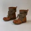 Elegantes botines cómodos de tacón bajo estilo retro para mujer, nueva colección 2026, con detalle de lazo, punta redonda y efecto adelgazante, reminiscentes de las botas de cowboy occidentales