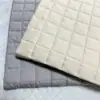 Los fabricantes procesan telas de algodón acolchadas y bordadas, ropa de algodón, parkas, chaquetas de plumas Bosideng, productos semiacabados