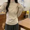 Suéter de color sólido simple con cuello alto pequeño para mujer, top de punto suave otoño e invierno 2026, hombro normal, top versátil para usar como capa base
