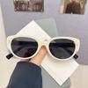 Gafas de sol estilo ojo de gato estilo retro para chica sexy, montura en blanco y negro con remaches, estilo celebridad de Internet, protección UV, personalizadas, para hombre, 2023