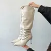 Primeiro Encontro Botas Ji Long Femininas 2026 Novo Estilo Salto Agulha Bico Fino Botas Franzidas Panturrilha Larga Emagrecimento da Perna Botas de Deus Outono Inverno Botas de Cano Alto