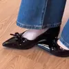 Chuyuji Estilo Elegante Suave Aumento de Altura Slip-On Couro Envernizado Laço Bico Fino Baixo Sapatos Femininos
