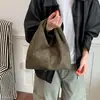 Bolso pequeño minimalista coreano de invierno exquisito, de gamuza para el día a día, de terciopelo para ir al trabajo, moda femenina 2026 estilo nuevo, bolso de mano versátil de nicho