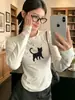 Camiseta de mujer de color albaricoque, cuello redondo, hombros normales, manga larga, nuevo estilo primavera y otoño, estampado de gatito de dibujos animados, top juvenil y versátil de corte ajustado