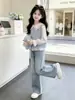 Conjunto de otoño 2026 para niñas, nuevo y elegante, top con cuello de muñeca y jeans, conjunto de tres piezas para niños mayores