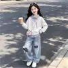 Conjunto de Pantalones Lindos de Dibujos Animados y Camisa Polo Rayada de Retazos Limpia y Relajada para Niños Medianos y Grandes Sudadera Falsa de Dos Piezas Moderna