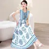 Nuevo vestido de alta gama sin mangas de algodón y seda para principios del verano de 2026, perfecto para vacaciones en la playa, hermoso y voluminoso vestido de playa de Sanya