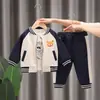 Roupas de Primavera para Meninos 2024 Novo Conjunto Bebê Primavera e Outono Bonito Avião Urso Bastão Conjunto de Três Peças Outono Infantil Esportivo