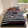 Juego de Cama Cálido, Elegante, Moderno y Creativo de Terciopelo de Leche a Rayas de Cuatro Piezas para Otoño e Invierno, Ropa de Cama Cálida de Coral Fleece Textiles para el Hogar 2