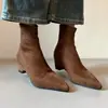 2026 Botines Delgados Simples Versátiles de Tacón Bajo Punta Fina para el Uso Diario Parte Superior Suave Suela Suave Silueta Delgada Botines Elásticos
