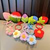 Llavero de fresa de lana tejido a mano, accesorio de flores tejidas, llavero colgante para bolso, pequeño regalo al por mayor