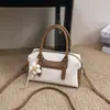 Bolso casual de gran capacidad para viajeras transfronterizas, nuevo diseño de nicho de moda 2026, bolso de hombro moderno