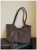 Bolso tote retro europeo y americano de nicho para mujer, principios de otoño 2026, gran capacidad, bolso versátil para el hombro y debajo del brazo con un estilo post-apocalíptico
