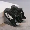Tênis infantis com biqueira de concha 2026 primavera e outono novos tênis estilosos para meninos sapatos de estrela para meninas tênis esportivos casuais com sola macia