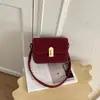 Bolso pequeño cuadrado de diseño nicho transfronterizo, moda simple, nuevo estilo Otoño 2026, versión coreana, bandolera cruzada individual con estilo y personalidad