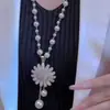 Collar de Perlas de Camelia que Gotea Aceite Nueva Moda para Mujer Exquisita Cadena Larga para Suéter Colgante Versátil de Ropa de Alta Gama
