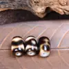 Azeviche Taiwan Tianzhu Dentes Amarelos Fundo Branco Leitoso Dentes de Tigre Aquário de Três Olhos Padrão Envelhecido Ágata para Artesanato Puro com Contas e Acessórios de Brincar