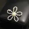 Broche de Flor Hueca de Cinco Pétalos con Perla para Mujer, Broche de Cristal de Lujo Ligero Estilo Francés, Pin Versátil para el Viaje Diario, Trajes y Suéteres
