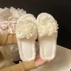 Chinelos estilosos de outono e inverno, forrados com fleece, sola plana, com estampas florais, design de bico aberto, macios e fofos, novo estilo para 2026, adequados para uso externo