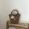 Bolsa Pequena de Couro Macio com Padrão de Lichia para Mulheres 2026 Novo Estilo Bolsa Cesta de Mão Balde Bolsa Transversal Retrô de Primavera