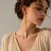 Ear Cuff Francés Doble Gota de Agua con Borla Cadena Hueso de Serpiente Chapada en Oro Pendientes Largos Colgantes Simples de Gama Alta para Adelgazar el Rostro Venta al por Mayor