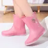 Botas de lluvia, zapatos de agua impermeables y antideslizantes de moda, botas de lluvia para adultos, zapatos de goma forrados de vellón, altura hasta la pantorrilla, adecuados para uso en exteriores, uso en la cocina y trabajo de mujer