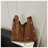 Bolso de mano popular con remaches texturizados de este año 2025, bolso de hombro de estilo simple de gran capacidad, bolso suave para mujer con temperamento que combina con todo