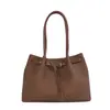 A bolsa tote retrô popular deste ano para mulheres é um novo modelo de 2026 com grande capacidade, adequada para o trajeto diário, e pode ser usada como uma bolsa de ombro moderna.