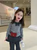 Conjunto de Dos Piezas de Moda para Niñas de Jardín de Infancia Maiyoyo: Top de manga larga a rayas + Pantalones acampanados con volantes, Ropa de otoño para niños