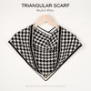 Bufanda triangular de doble cara tejida en blanco y negro con hebilla magnética nueva de otoño e invierno, bufanda chal de cuello de alta calidad con bola dorada pequeña para mujer