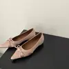 Zapatos planos casuales estilo europeo y americano con lazo, nueva colección otoño 2026, punta fina, con tacón oculto, punta baja y punta cerrada.