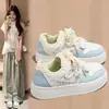 Zapatillas tipo rayo estilo Chanel para mujer, nuevo diseño popular de nicho Otoño 2026, zapatos blancos versátiles y ligeros para estudiantes