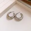 Brincos de Metal Prateado em Forma de C Estilo Minimalista Europeu e Americano Moda Simples Brincos de Tarraxa High-End Brincos Únicos de Nicho Venda por Atacado