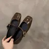 Sapatos baixos estilo francês para mulheres, novo modelo primavera 2026, adequados para combinar com saias, sapatos Mary Jane pequenos de couro, estilo delicado, sapatos vermelhos para noite