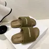 2026 Novo Design Estilo Coreano Outono e Inverno Chinelos Femininos Peludos de Uma Tira com Padrão de Letras, Pelúcia e Únicos