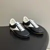 Zapatillas de entrenamiento retro alemanas de cuero genuino brillante, estilo para parejas, con detalles de franja lateral y suela de goma, un diseño versátil