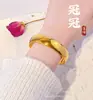 Pulsera Abierta de Aro con Espalda Redondeada, Chapada en Oro de Latón, Superficie Lisa para Mujer, Brazalete Dorado Liso, Lujo Ligero Tradicional con un Toque de Alta Gama
