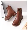Botas femininas finas de couro macio, novo modelo outono e inverno 2026, solado plano, zíper traseiro, forradas com fleece, botas Martin quentes, sapatos de algodão
