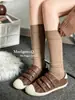 Sapatos casuais de triplo velcro, feitos de couro bovino encerado, com um visual desgastado e envelhecido, e apresentando uma palmilha interna que aumenta a altura, projetados para mulheres