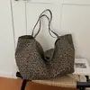 Bolso tote de gran capacidad nuevo para principios de otoño de 2026, bolso de hombro estilo universitario, bolso de mano retro de estampado de leopardo moderno y único