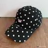 Estilo Igual de Blogger Coreana de IG Rosa S&R* Bordado de Lunares Top Suave Gorra de Béisbol Moda que Reduce la Edad Estiliza el Rostro Gorra de Pico de Pato