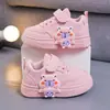 Tênis Esportivo Infantil 2026 Primavera e Outono Novos Sapatos Modernos Estilo Cartoon para Alunos do Ensino Fundamental, Sapatos Casuais de Couro para Meninas